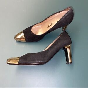 ST. JOHN 𝅺Vintage Size 5.5 St. John Black Suede & Gold Pumps